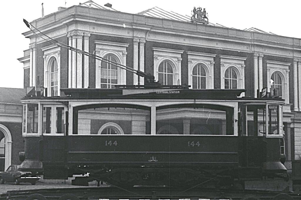 945998 Foto Tram 144 Amsterdam 12-3-1975, Verzamelen, Spoorwegen en Tramwegen, Ophalen of Verzenden, Zo goed als nieuw, Tram, Kaart of Prent