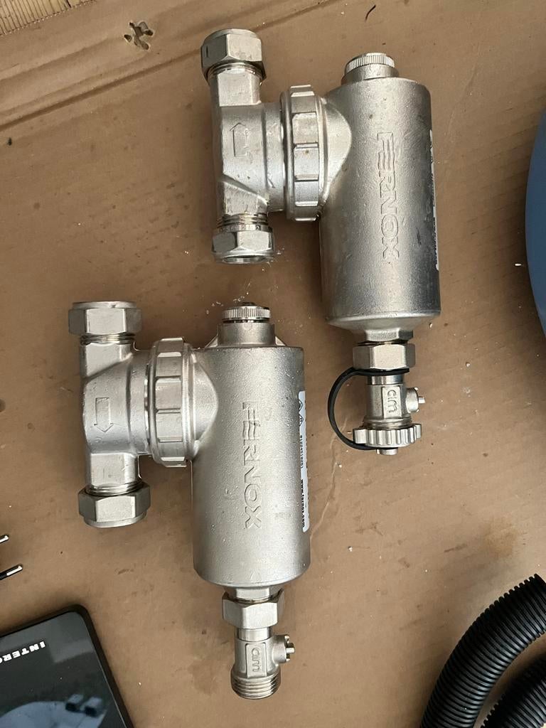 Fernox TF1 Vuilafscheider Magneetfilter - Nieuwstaat (2x), Doe-het-zelf en Verbouw, Verwarming en Radiatoren, Ophalen, Minder dan 30 cm