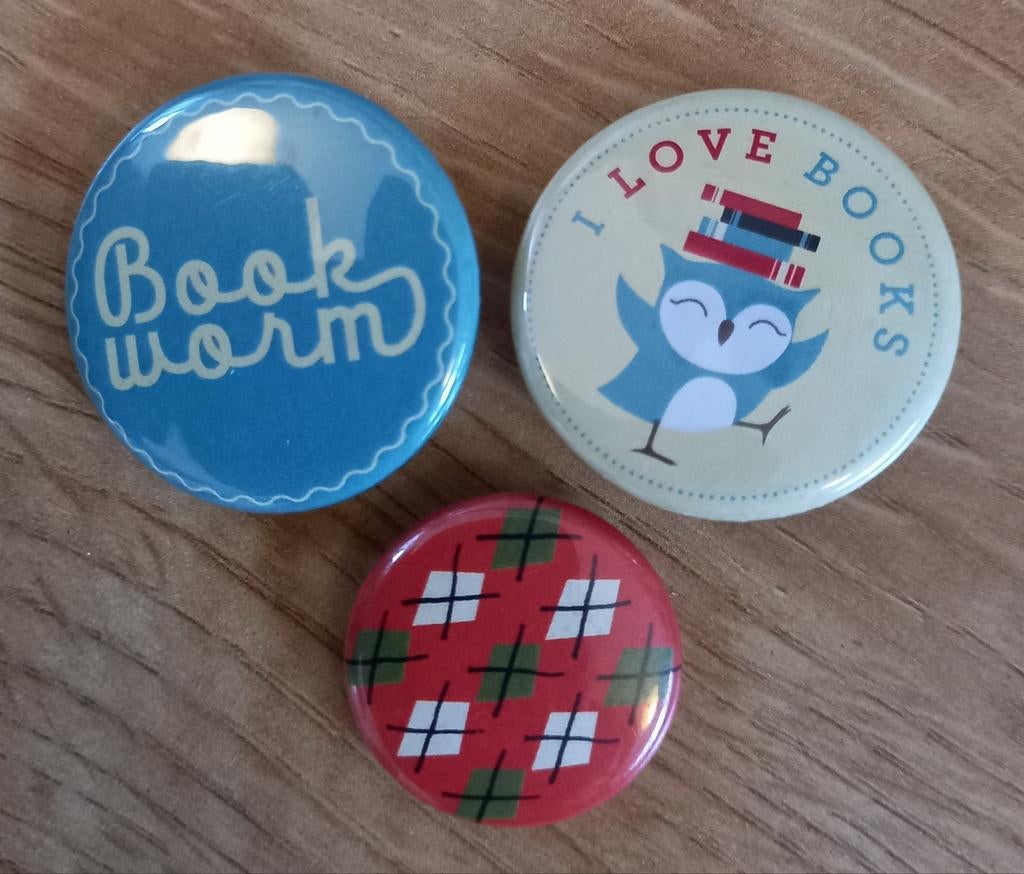 3 buttons Bookworm/ I Love Books met uiltje, Ophalen of Verzenden, Zo goed als nieuw, Overige onderwerpen, Button