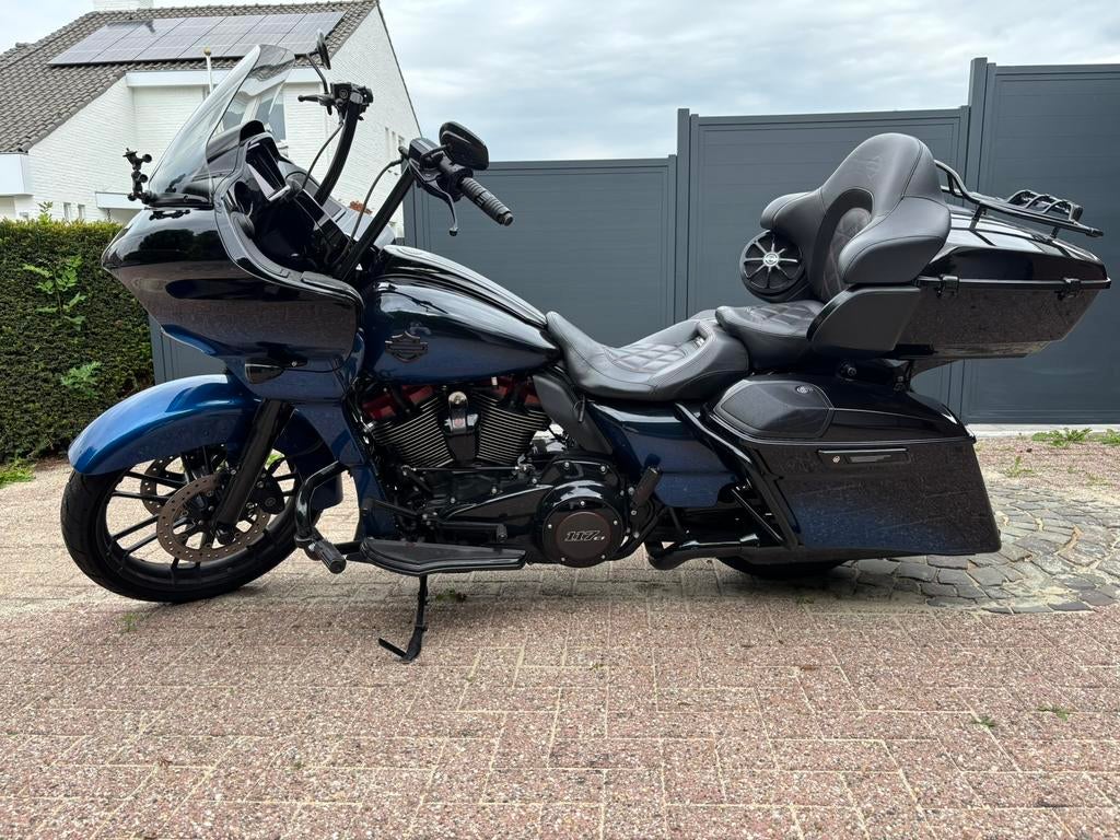 Harley Davidson Roadglide CVO Mako shark fade