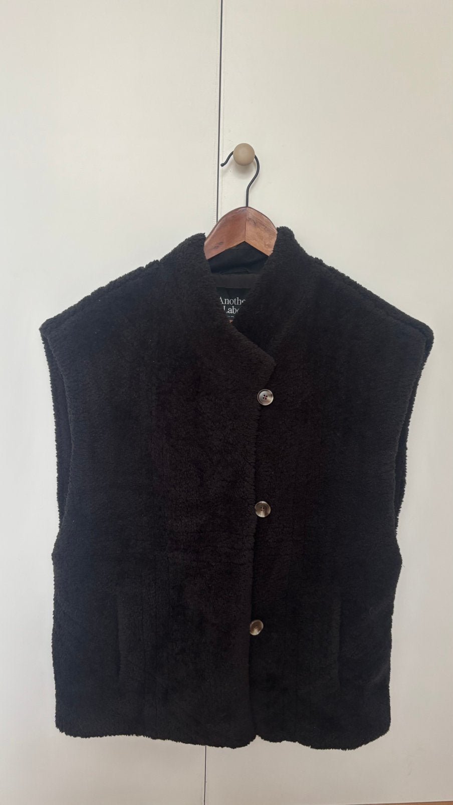 Another Label gilet fluffy warm winter vest zwart, Verzenden, Zo goed als nieuw, Maat 38/40 (M), Zwart