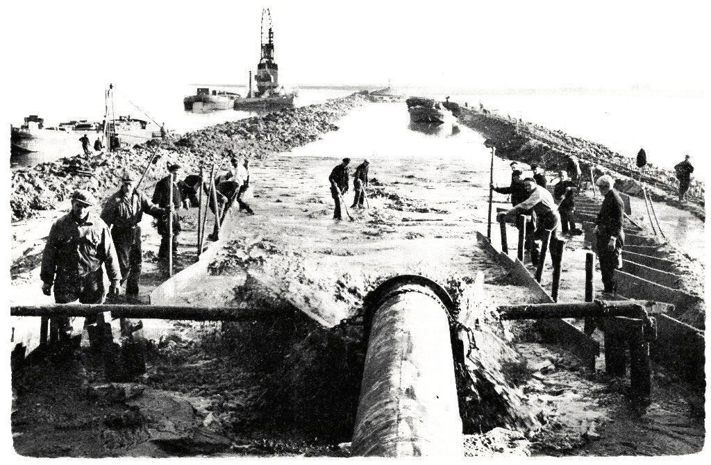 969022	Zuiderzeewerken	Dijkaanleg	Opspuiten van zand, Ophalen of Verzenden, 1940 tot 1960, Ongelopen, Flevoland