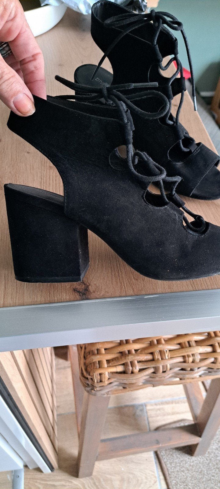 Zwarte suède look sandalen met blokhak en veters maat 39, Kleding | Dames, Schoenen, Ophalen of Verzenden, Gedragen, Zwart, Sandalen of Muiltjes