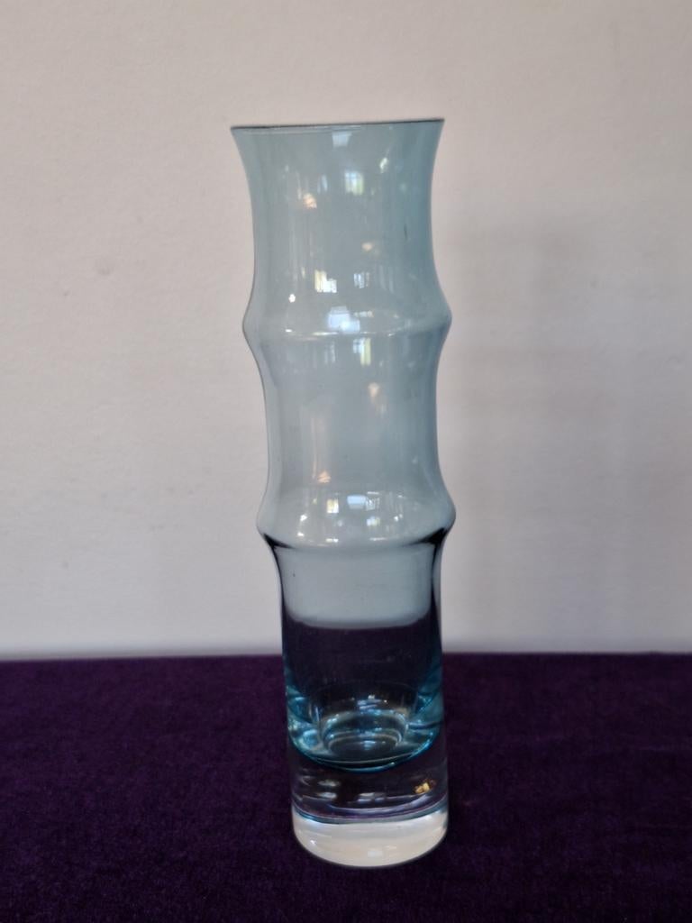 Blauwe glazen bamboevaas-Bo Borgstrom  - 19 cm hoog, Antiek en Kunst, Kunst | Designobjecten, Ophalen of Verzenden