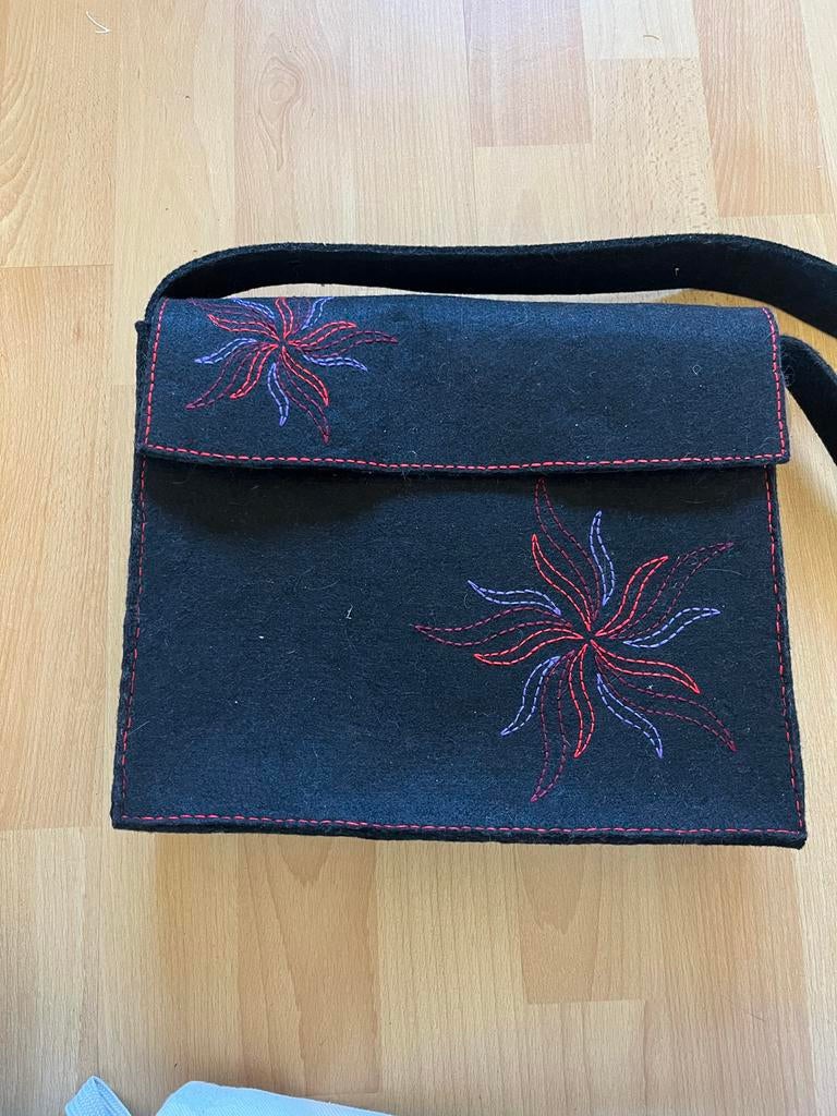 Zwarte Handtas A4 Formaat met Geborduurde Bloemen, Sieraden, Tassen en Uiterlijk, Tassen | Damestassen, Ophalen of Verzenden, Gebruikt