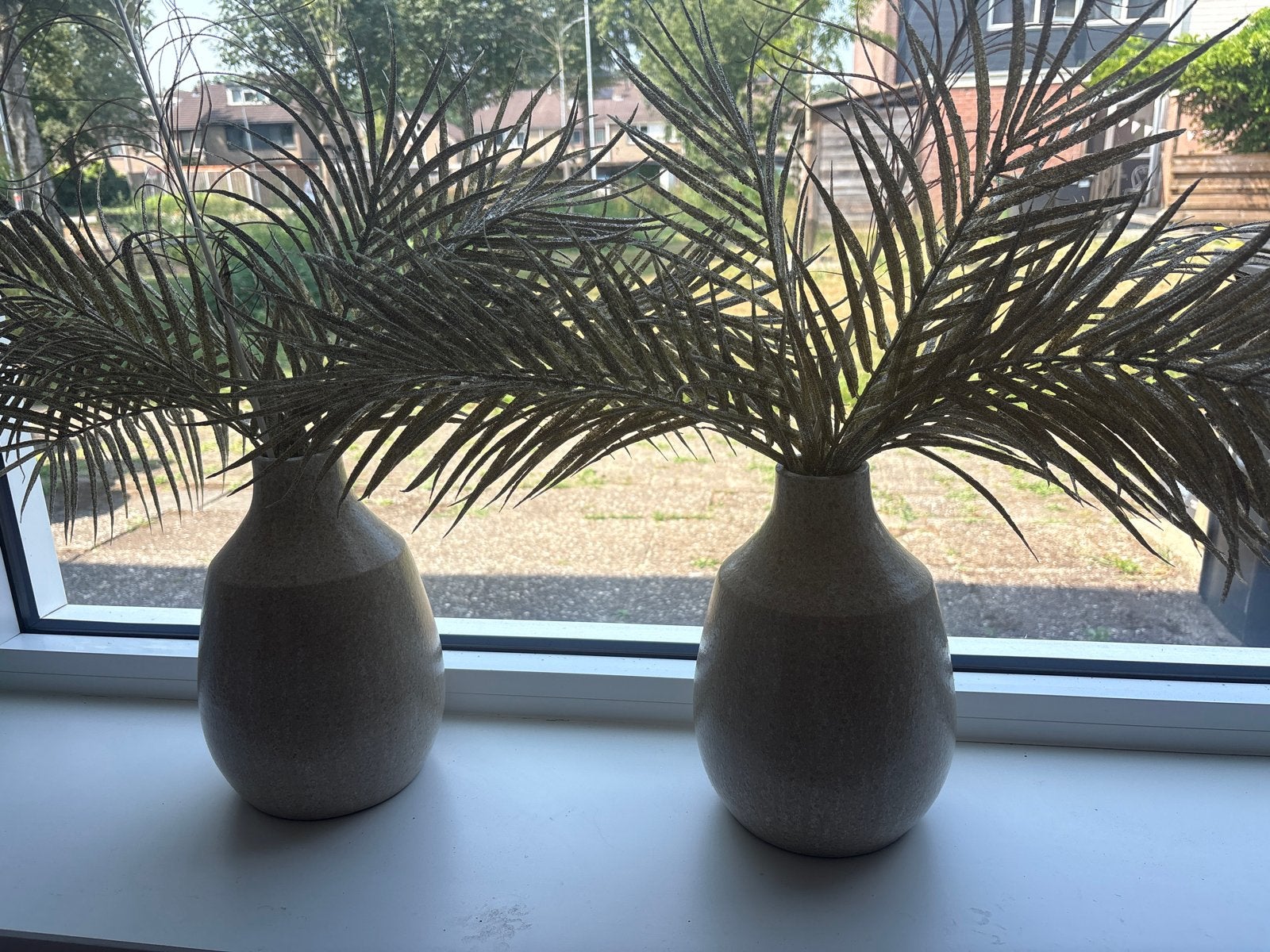 Set van 2 beige vazen met kunstpalmbladeren, Ophalen, Beige, Inclusief decoratie, Zo goed als nieuw