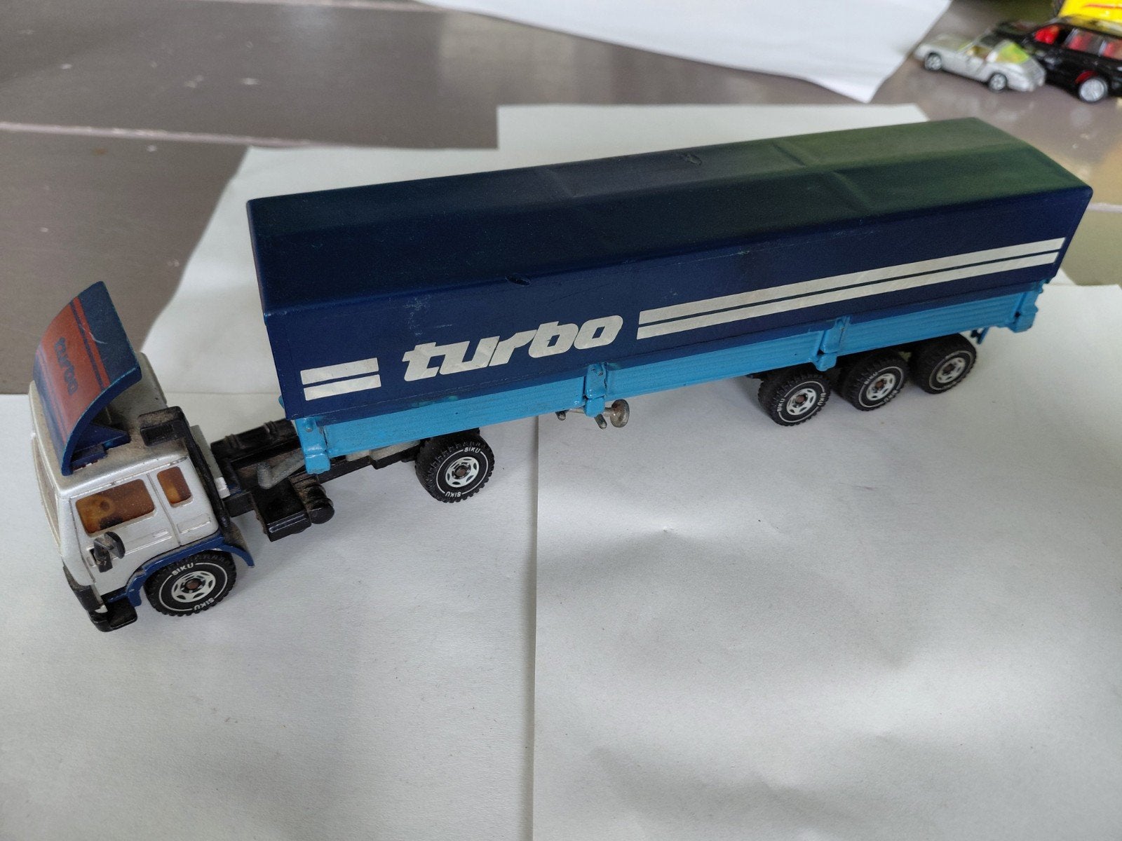 Siku Volvo vrachtwagen met oplegger - Gebruikt, Ophalen of Verzenden, Gebruikt