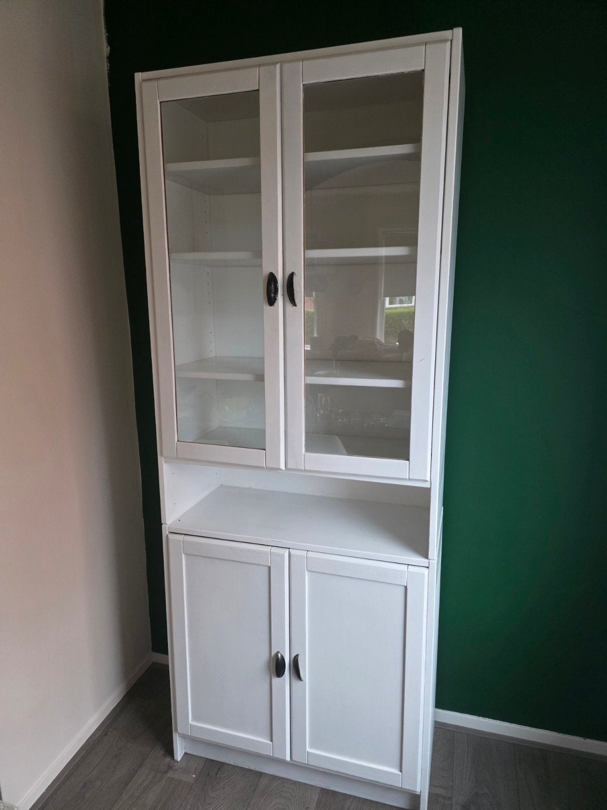 Witte Kast met Glazen en Dichte Deuren - IKEA Billy/Oxberg, Ophalen, 50 tot 100 cm, Modern, functioneel, tijdloos, 25 tot 50 cm