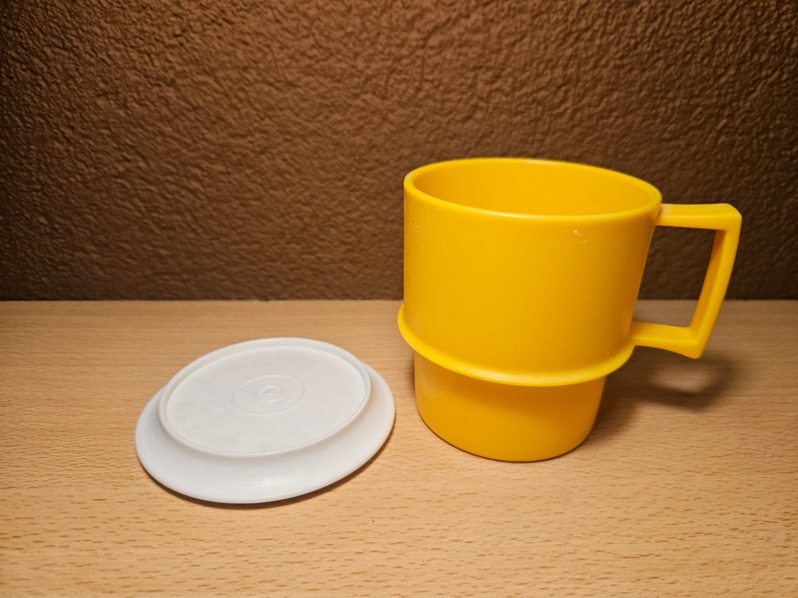 Vintage tupperware geel /oranje koffiebeker met witte deksel, Ophalen of Verzenden, Oranje, Beker of Kan