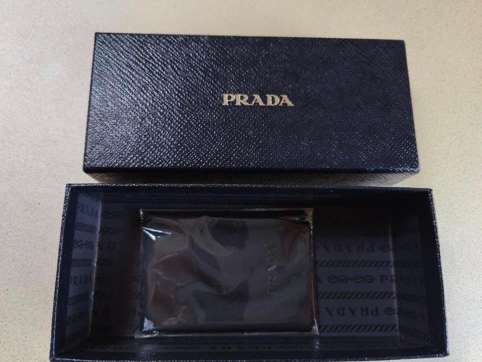 Leeg Prada zonnebril doosje met doekje
Geen beschadigingen, Ophalen of Verzenden, Zo goed als nieuw, Zwart, Overige merken