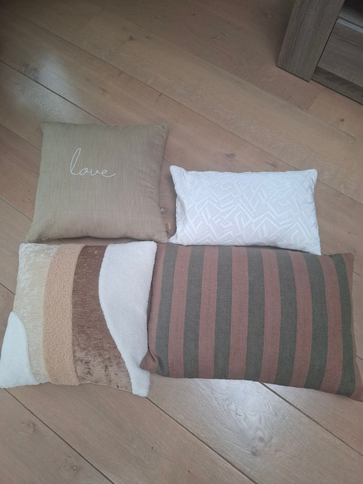 Gratis 4 decoratieve kussens, Ophalen, Zo goed als nieuw