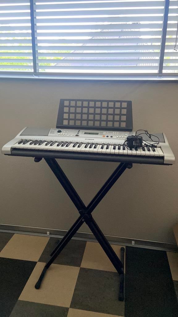 Yamaha PSR-E313 keyboard + standaard + accessoires, Ophalen, Zo goed als nieuw, 61 toetsen, Yamaha