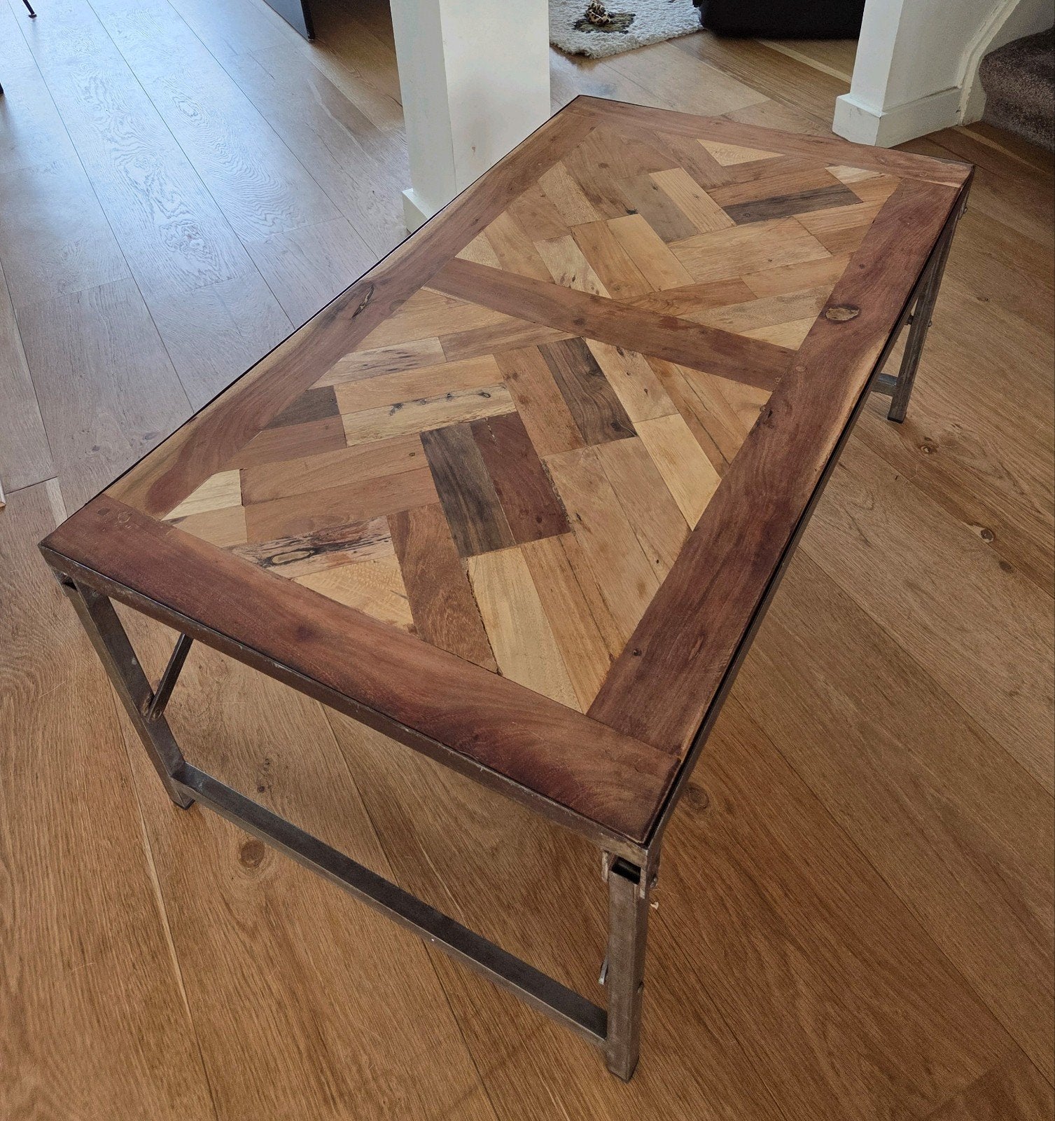 Salontafel met houten blad en metalen onderstel, Gebruikt, 100 tot 150 cm, Industrieel, Modern, 50 tot 100 cm