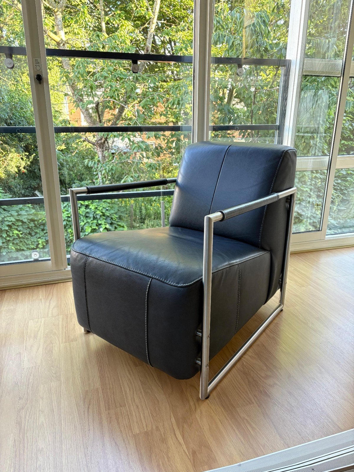 XOOON fauteuil- donkerblauw kunstleer - metalen frame, Ophalen, Minder dan 75 cm, Zo goed als nieuw, Modern, Tijdloos