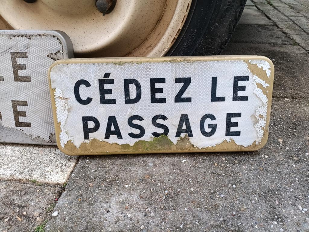 Frans verkeersbord. Cedez la passage, Ophalen of Verzenden