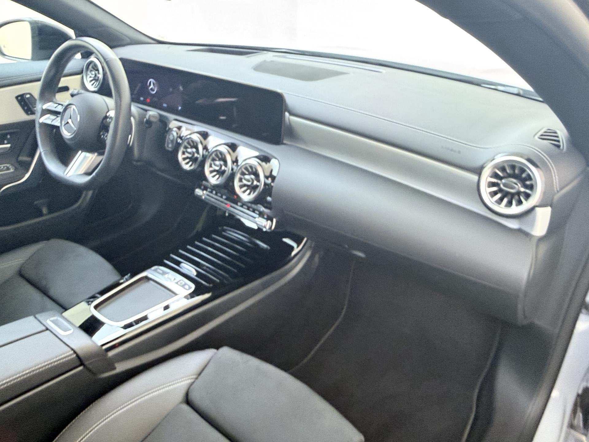 Mercedes-Benz CLA-klasse 180 Business Solution AMG Premium P, Auto's, 136 pk, Gebruikt, 4 cilinders, Origineel Nederlands