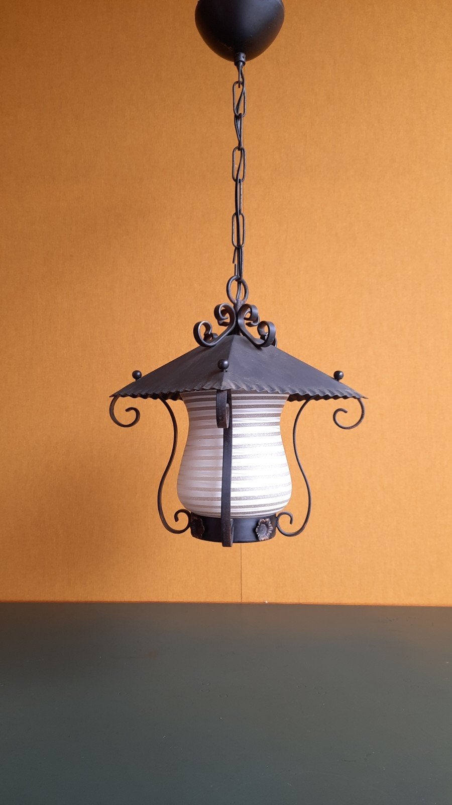 Vintage smeedijzeren lantaarntje, brocante hallampje, lamp, Gebruikt, Vintage, Ophalen of Verzenden, Metaal