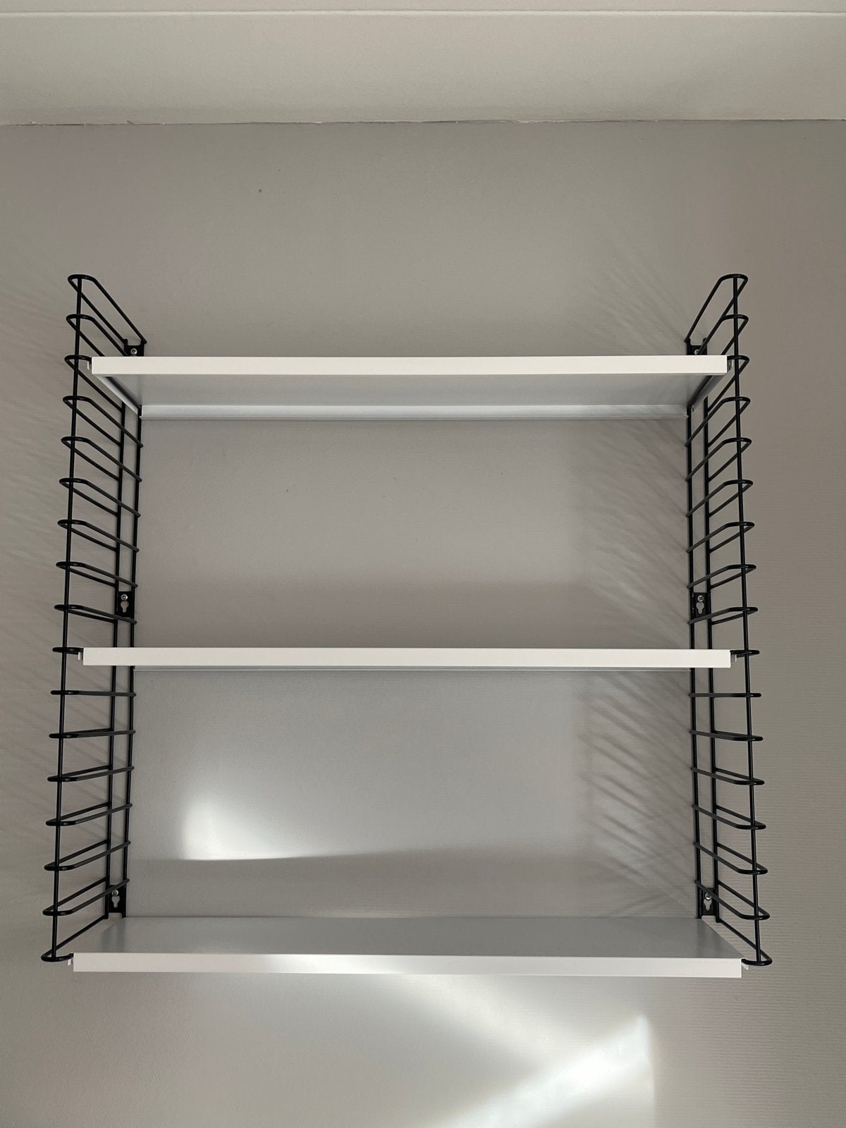 Retro wandrek met 3 planken - Zwart metaal, wit hout, Ophalen of Verzenden, Zo goed als nieuw
