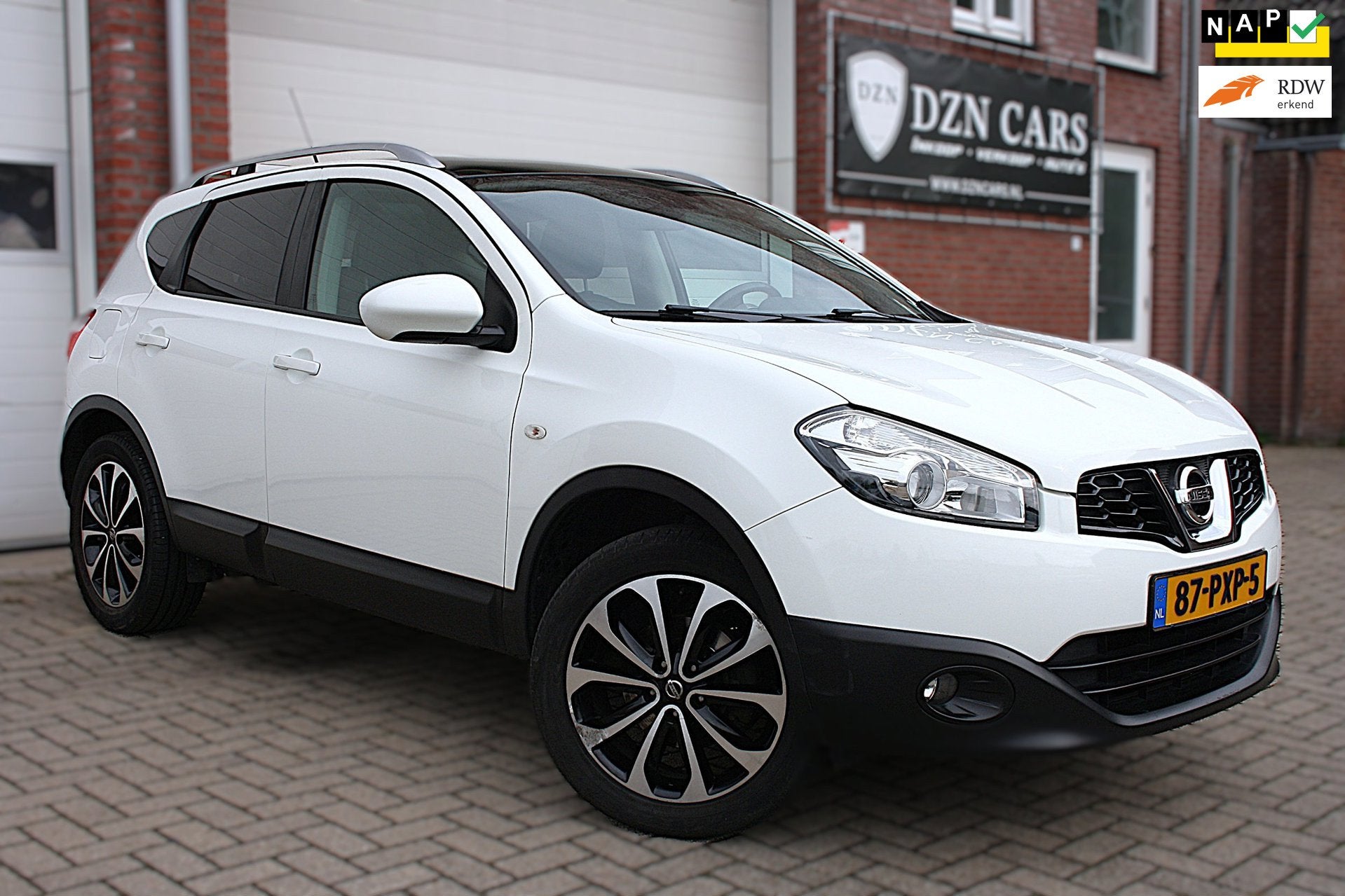 Nissan Qashqai 1.6 Connect Edition Camera|Leer|Trekhaak|Pano, Auto's, Voorwielaandrijving, Gebruikt, 4 cilinders, Wit