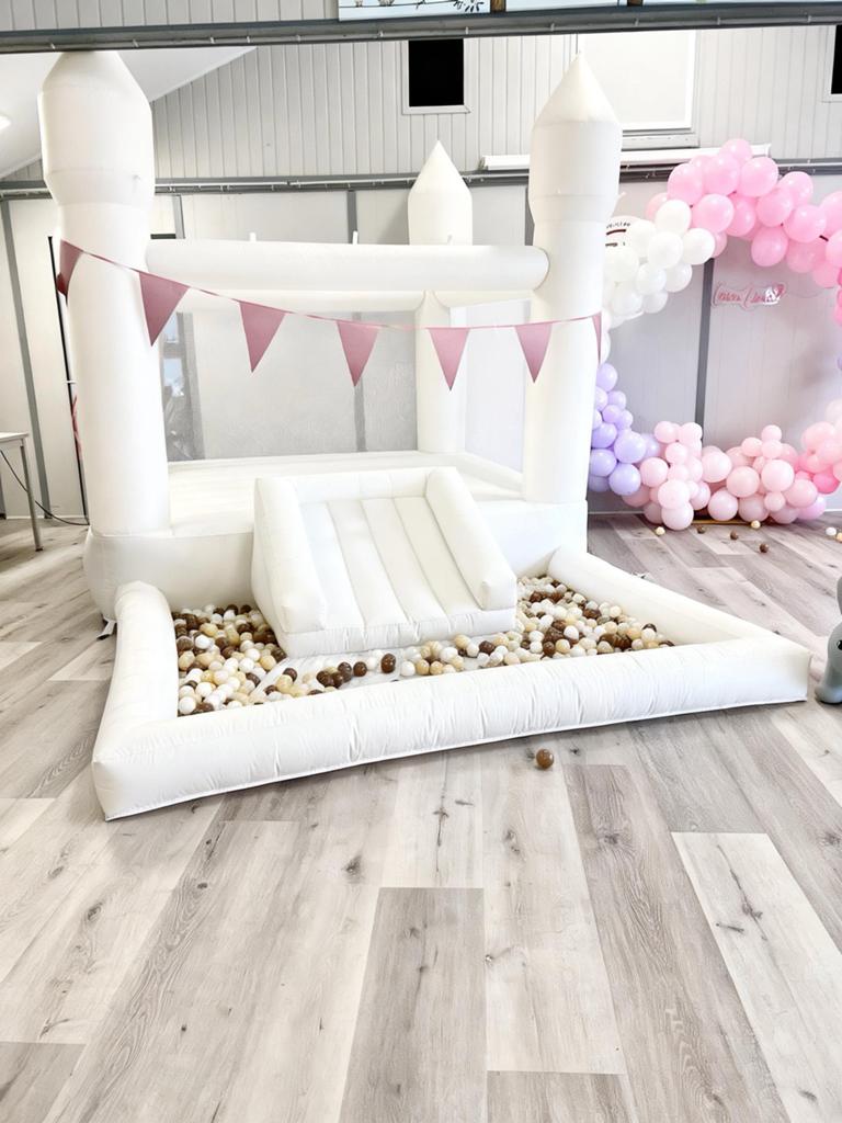 TE HUUR: Luxe Wit Springkussen met Ballenbak óf Water, Ophalen, Verjaardag