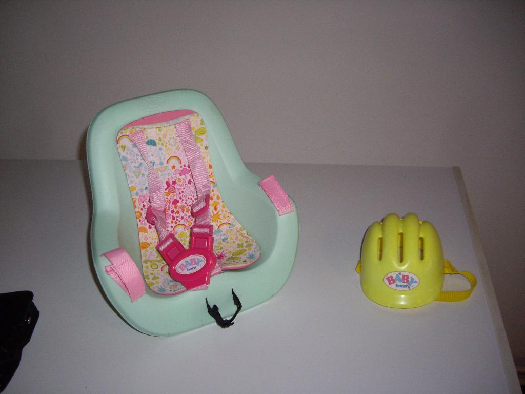 baby born fietsstoeltje met helm, Kinderen en Baby's, Ophalen of Verzenden, Zo goed als nieuw, Babypop