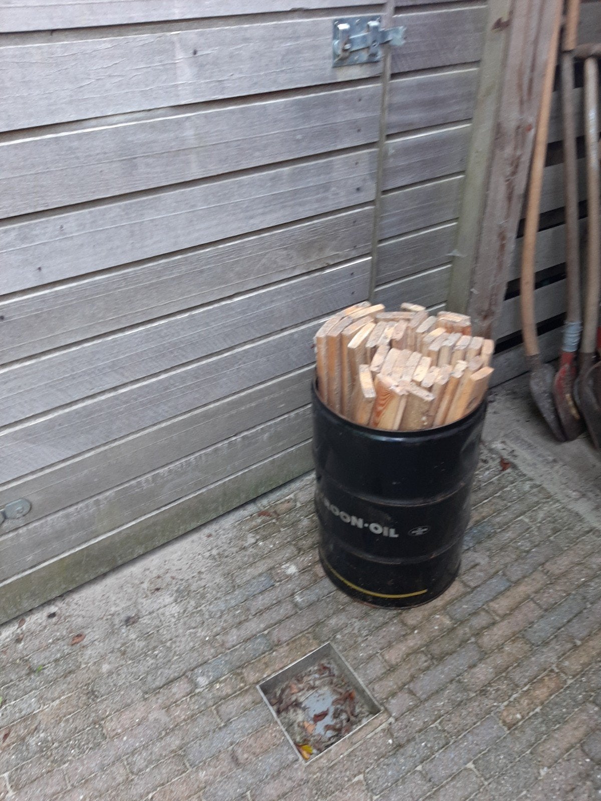 Brandton met hout, Ophalen