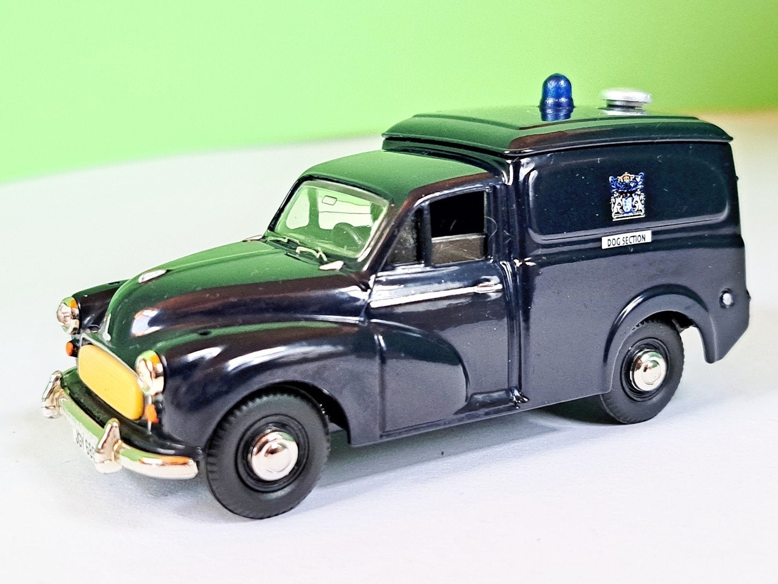 Vanguards Morris Minor Van Metropolitan Police Dog Section, Hobby en Vrije tijd, Modelauto's | 1:43, Ophalen of Verzenden, Zo goed als nieuw