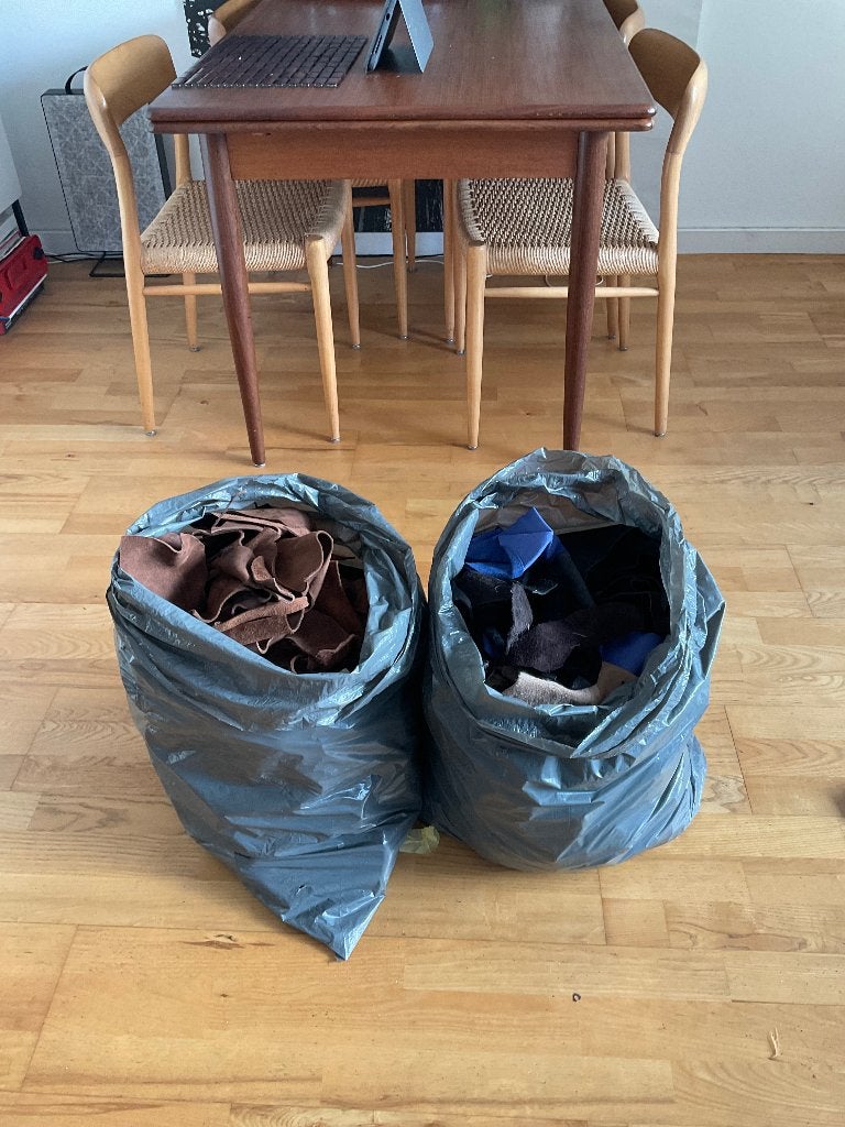 2 zakken leder restanten / leerrestjes samen 14kg, Hobby en Vrije tijd, Stoffen en Lappen, Nieuw, Leer of Kunstleer, Minder dan 30 cm