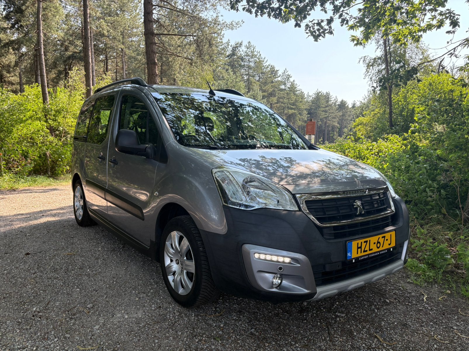 Peugeot Partner 1.2 81KW Tepee 5PL 2017 Grijs, Auto's, Voorwielaandrijving, Stof, 1199 cc, Bedrijf