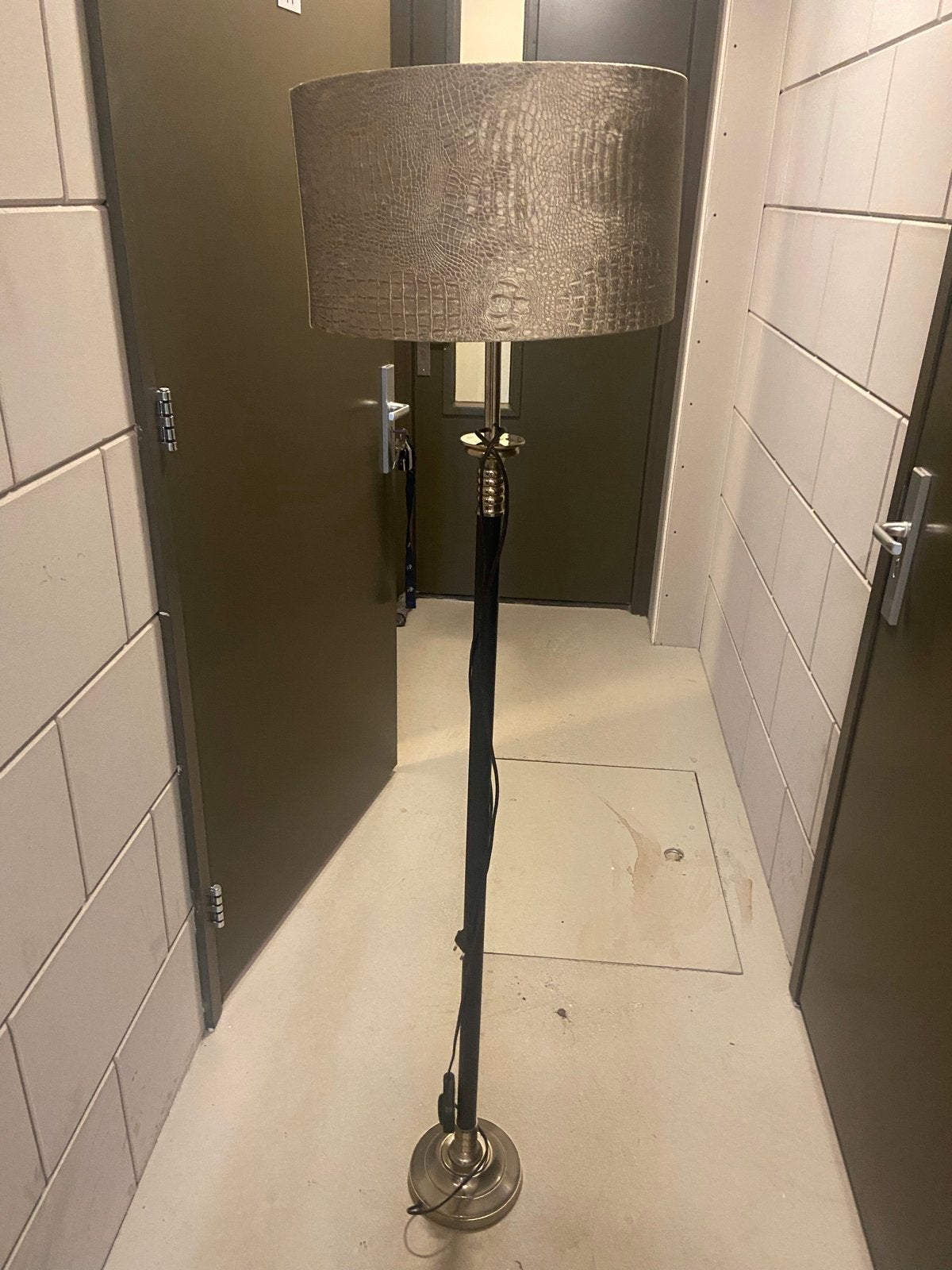 Stijlvolle vloerlamp met croco-print kap champagne kleur, Huis en Inrichting, Ophalen, E27 (groot), Zo goed als nieuw, Metaal