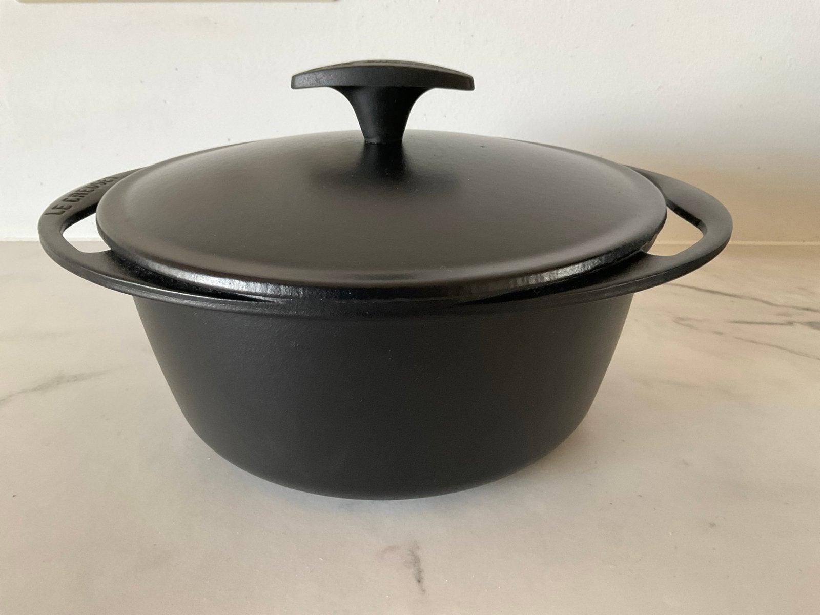 Bijzondere Le Creuset 22 cm pan, 3,1 lt, matzwart, Gebruikt, Le Creuset, Ophalen of Verzenden, Met deksel