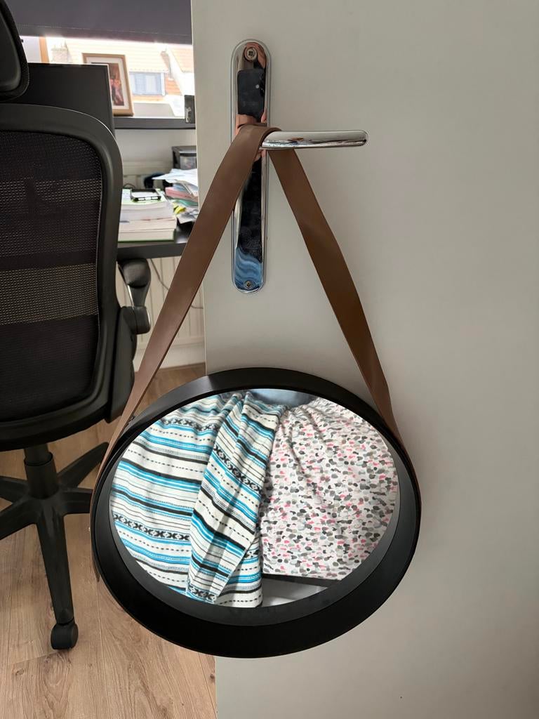 Ronde spiegel met leren band, Huis en Inrichting, Woonaccessoires | Spiegels, Ophalen, Minder dan 50 cm, Rond, Zo goed als nieuw