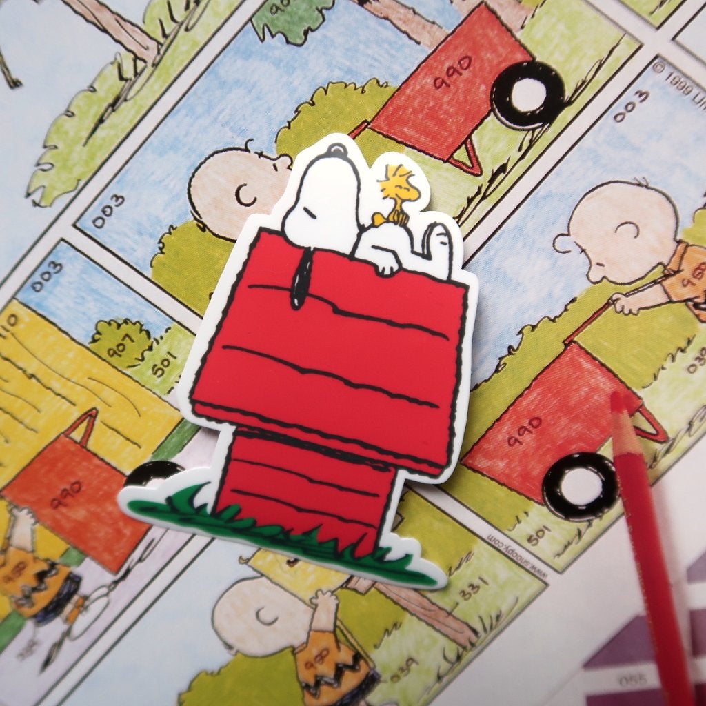Snoopy van peanuts strips slapend op hondenhok vinyl sticker, Verzamelen, Stripfiguren, Verzenden, Snoopy, Nieuw, Plaatje, Poster of Sticker