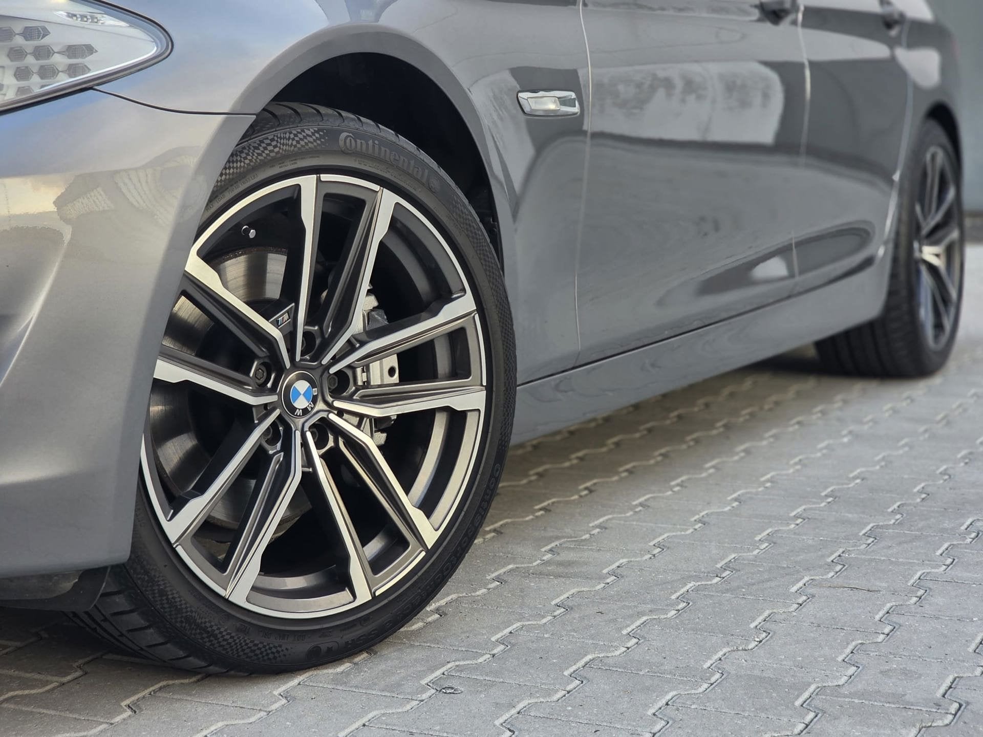BMW 5-serie Touring 528xi High Executive|Panodak|ACC|Head-up, Automaat, 1780 kg, Gebruikt, Beige