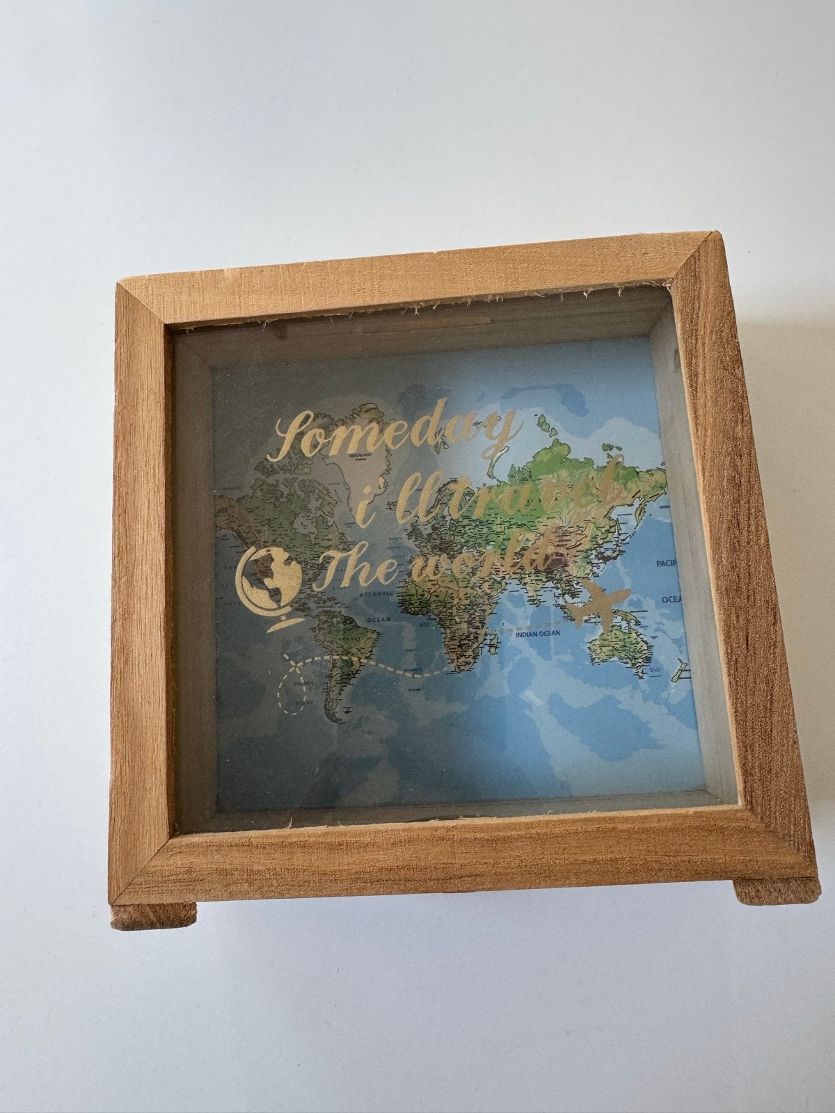 Nieuwe houten spaarpot met wereldkaart en reisthema, Verzamelen, Ophalen of Verzenden, Nieuw, Hout, Overige thema's