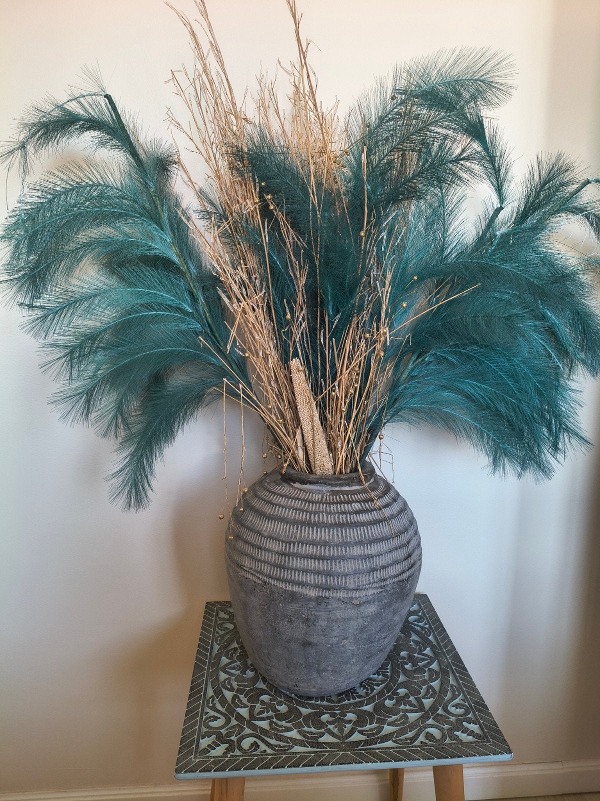 Grote vaas met decoratieve pluimen (exclusief tafeltje), Ophalen, Inclusief decoratie, Meerkleurig, Zo goed als nieuw