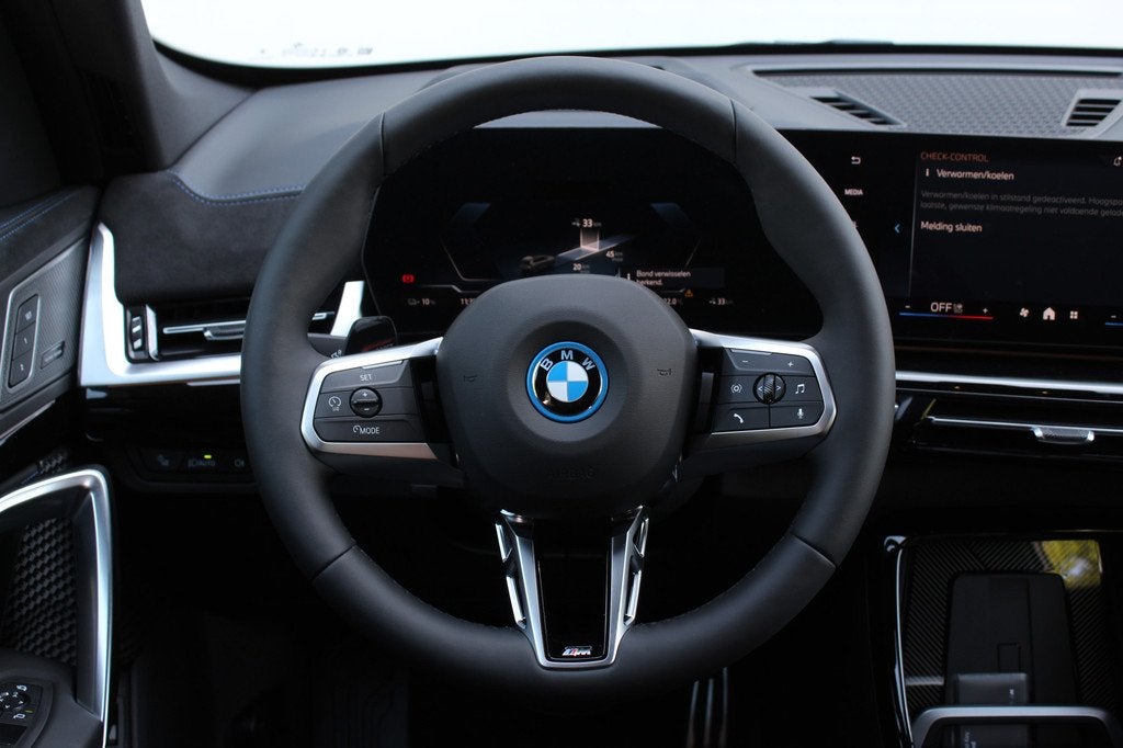 BMW iX1 eDrive20 M Sport / Panoramadak / Trekhaak / Sportsto, Auto's, BMW, Zwart, Elektrische stoelverstelling, Nieuw, SUV of Terreinwagen