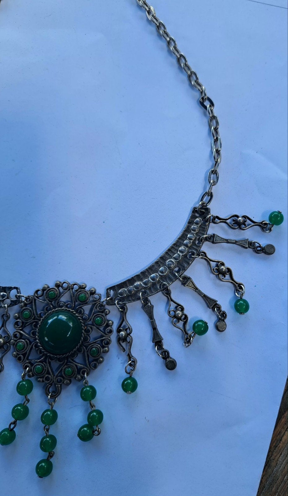 Vintage zilverkleurige ketting met groene stenen, Overige materialen, Gebruikt, Ophalen of Verzenden, Met edelsteen