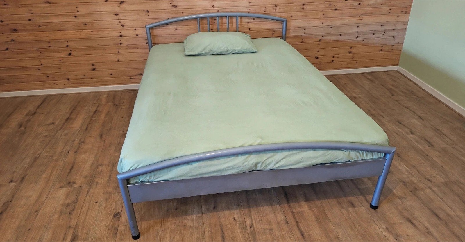 Tweepersoonsbed met metalen frame en lattenbodem, Ophalen, Gebruikt, Tweepersoons, 140 cm
