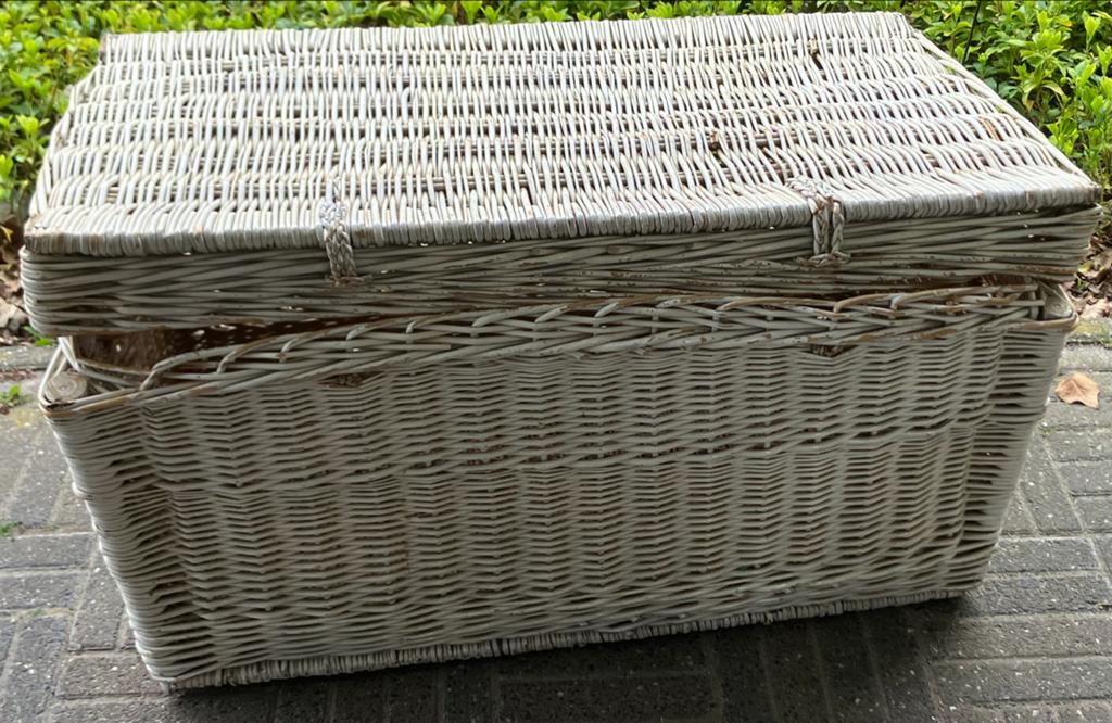 GRATIS Grote rieten mand met deksel - Wit geverfd, Huis en Inrichting, Ophalen, Overige materialen, Gebruikt, 100 tot 150 cm