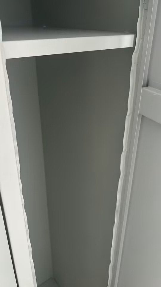 Grijze locker met kleine beschadiging, Ophalen, Gebruikt
