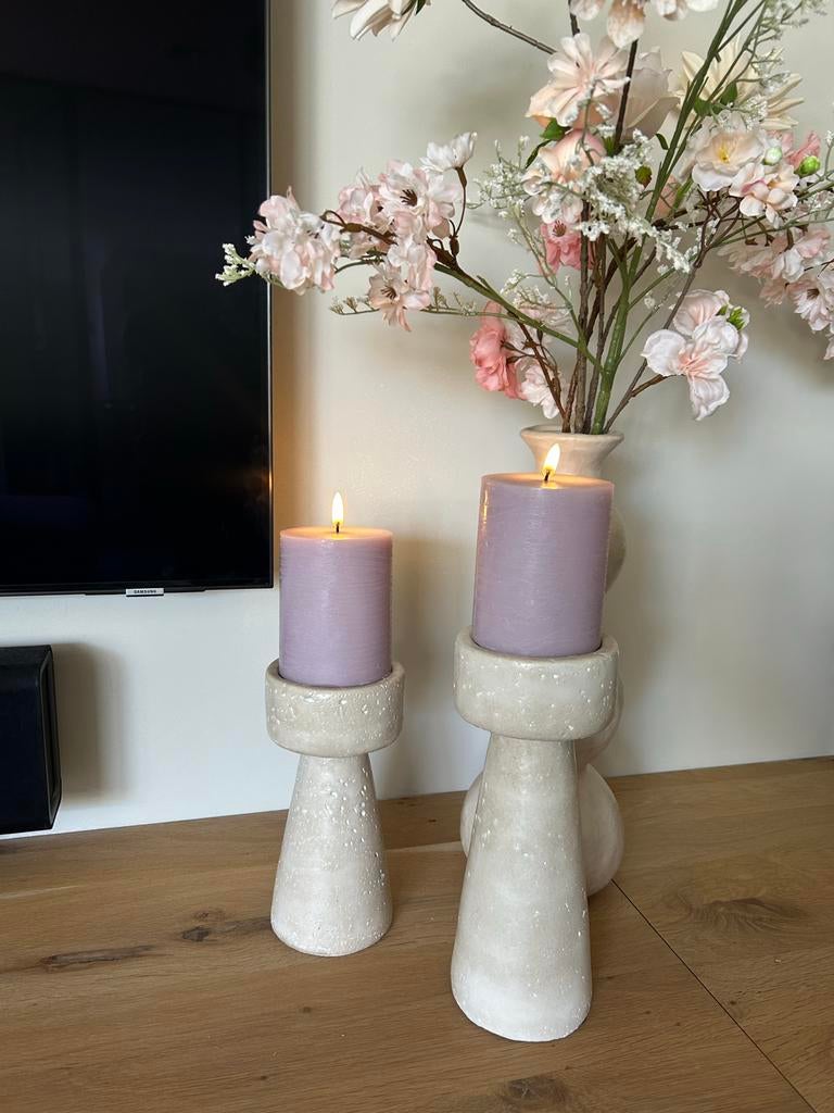 Set van 2 moderne kandelaars met kaarsen, Overige materialen, Ophalen of Verzenden, Zo goed als nieuw, Crème