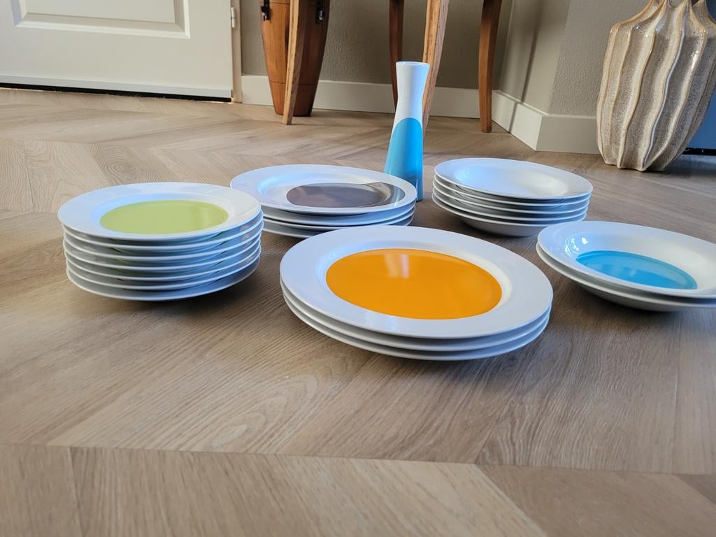 Benetton porseleinen servies - 21 borden en vaasje, Huis en Inrichting, Keuken | Servies, Ophalen