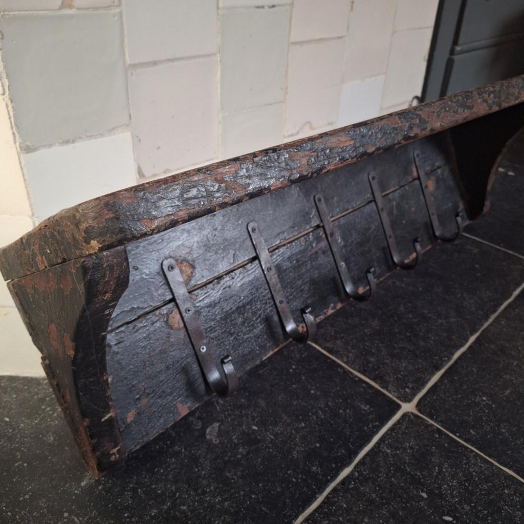Antieke houten wandkapstok met metalen haken, Huis en Inrichting, Woonaccessoires | Kapstokken, Gebruikt, Minder dan 100 cm, Hout
