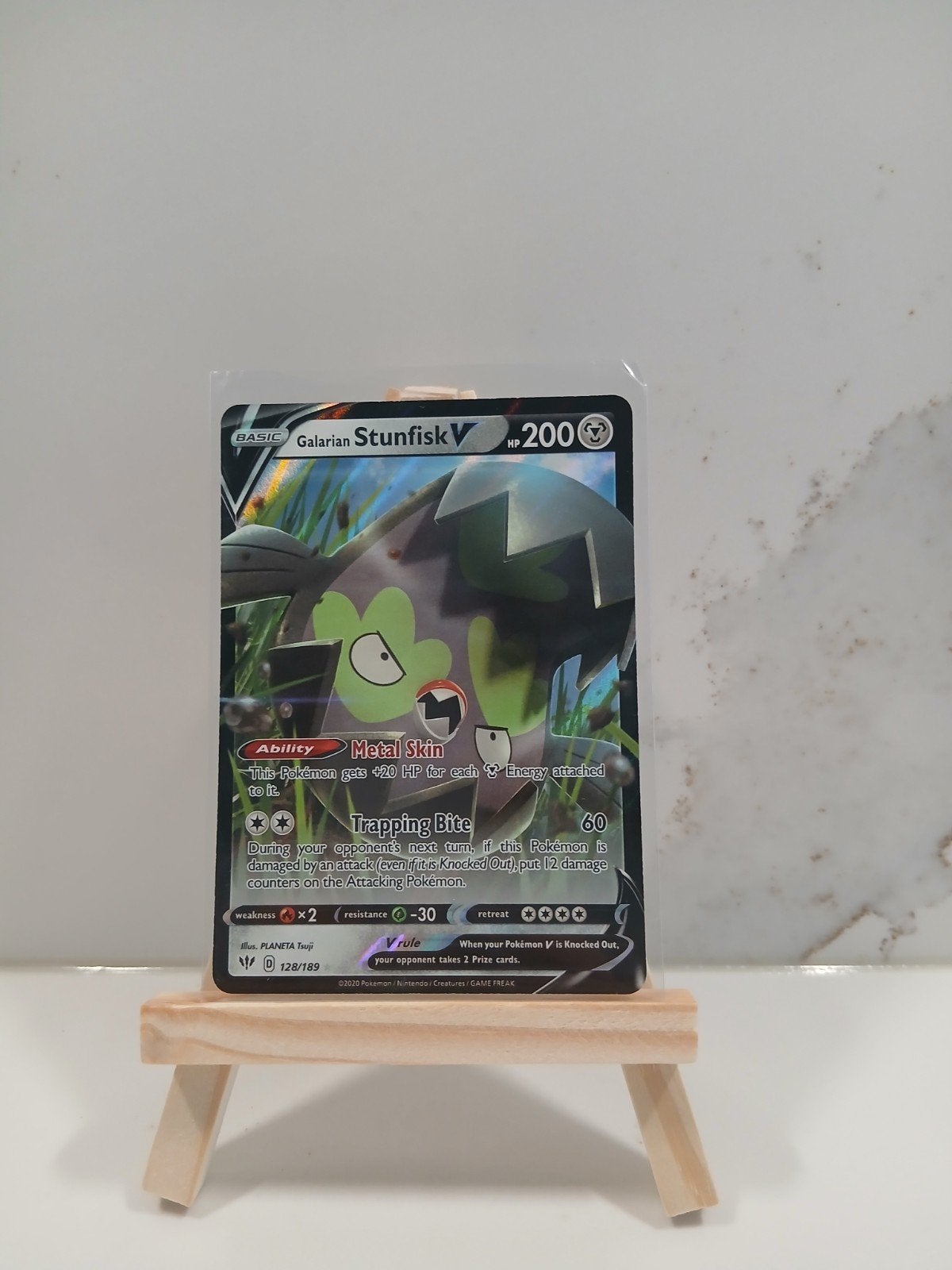Galarian Stunfisk V 128/189 Darkness Ablaze Near Mint, Ophalen of Verzenden