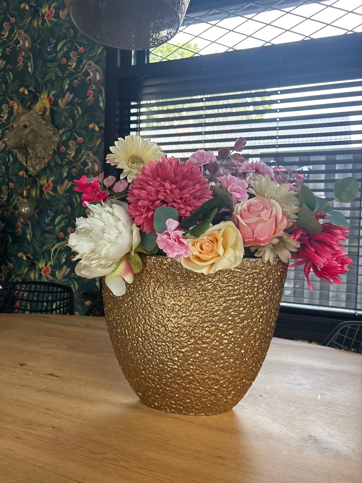 Gouden vaas met zijden bloemen - 30cm hoog, Huis en Inrichting, Overige materialen, Inclusief decoratie, Ophalen of Verzenden