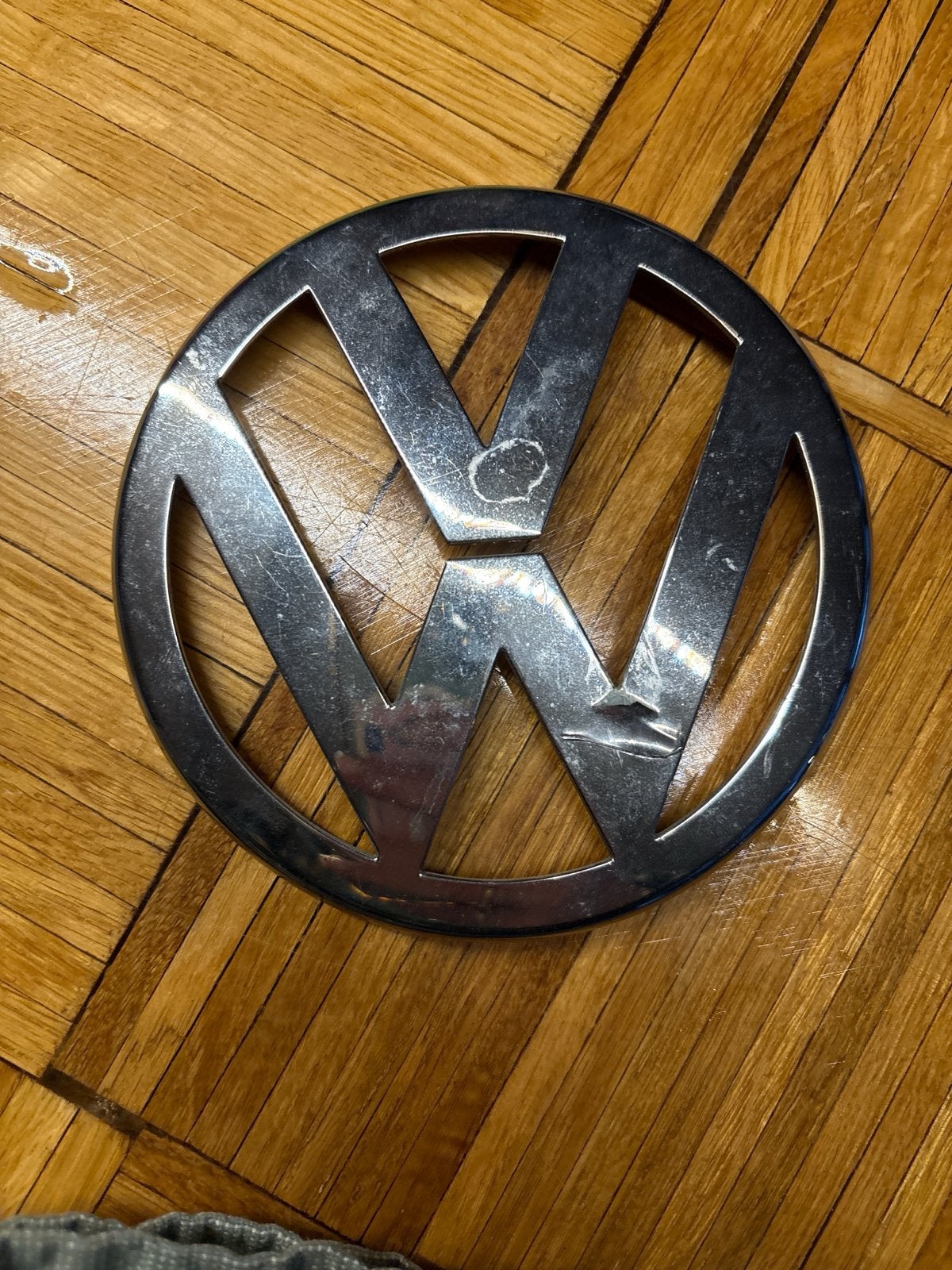 Volkswagen Embleem - 12,5 cm diameter - Gebruikt met schade, Ophalen of Verzenden, Gebruikt, Volkswagen