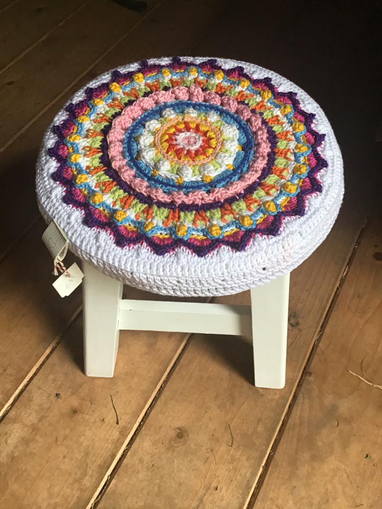 Wit houten krukje met kussen in mandela motief, Huis en Inrichting, Krukjes, Ophalen of Verzenden, Nieuw, Hout