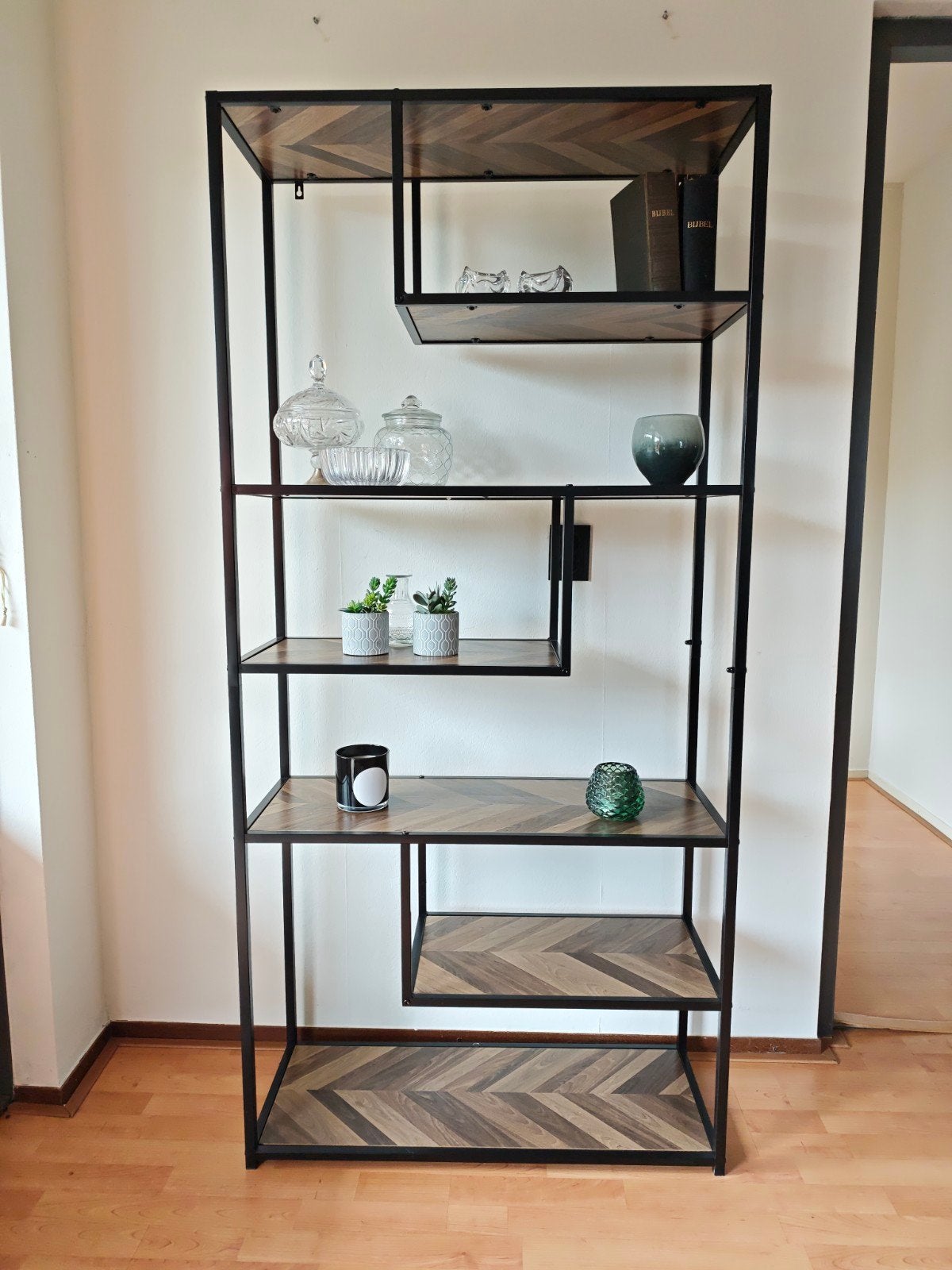 Stijlvolle Boekenkast met Visgraatpatroon en Metalen Frame, Huis en Inrichting, Kasten | Boekenkasten, Met plank(en), 50 tot 100 cm
