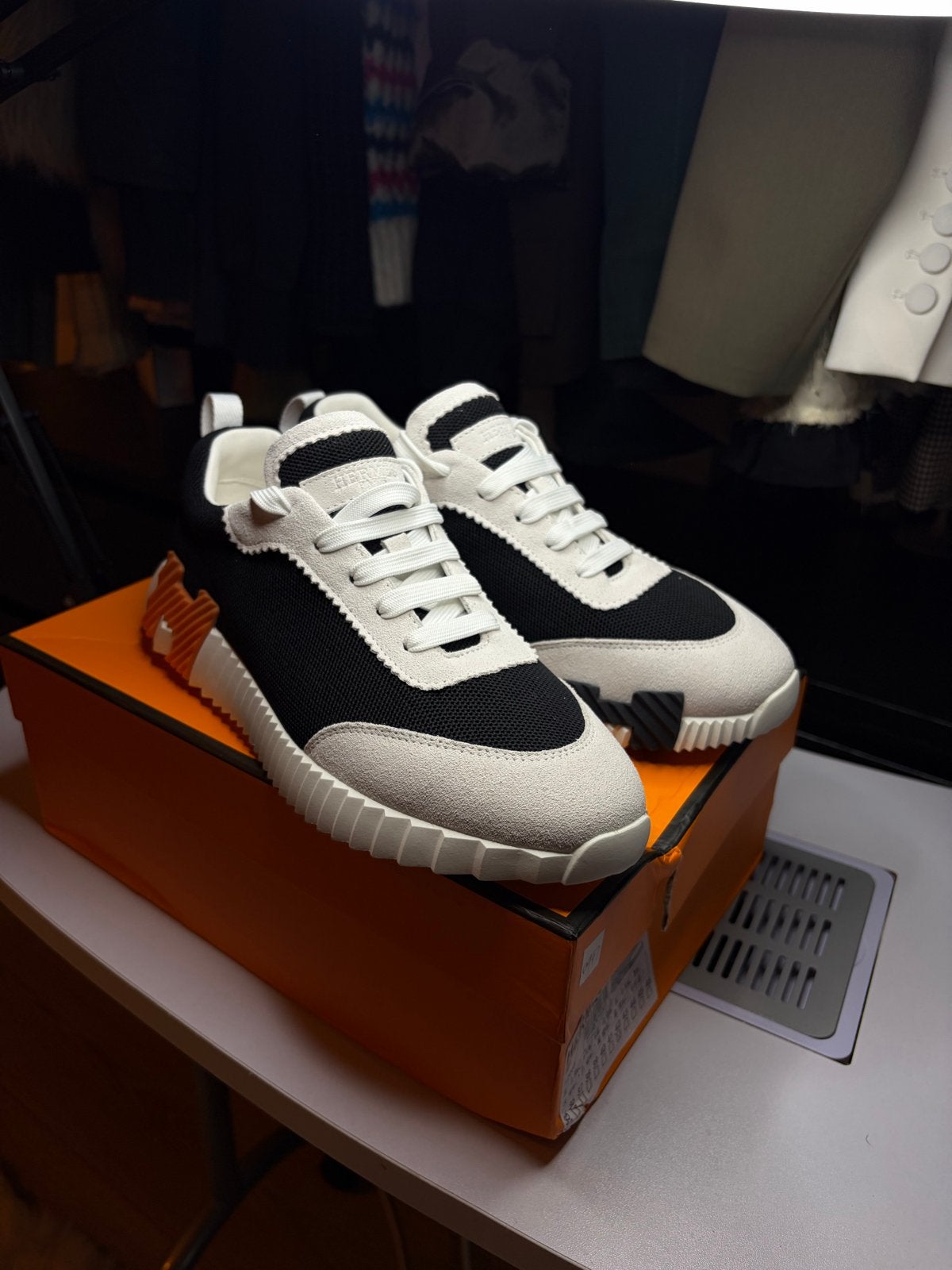 Hermès Sneakers - Zwart/Wit met Oranje Details, Kleding | Heren, Schoenen, Ophalen of Verzenden, Nieuw, Zwart, Sneakers of Gympen